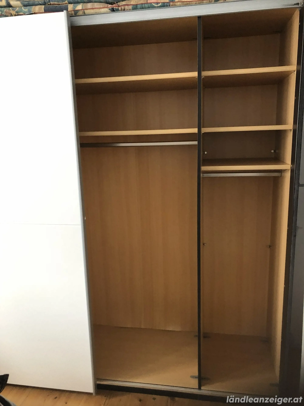 Grosser weisser Kleiderkasten