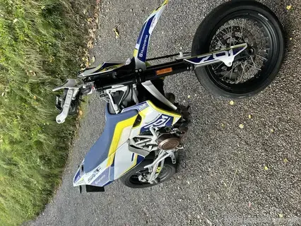Husqvarna Supermoto 2017   A2 tauglich   Akrapovi    Top Zustand