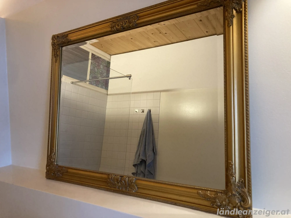 Spiegel mit Goldrahmen