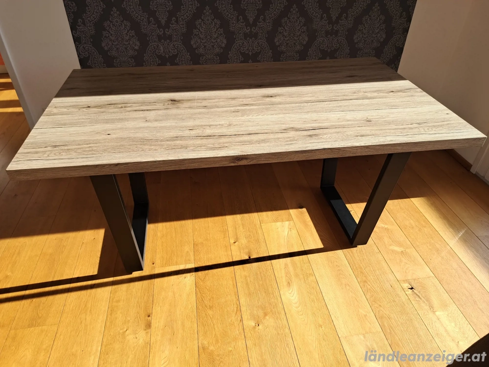 Schöner Esstisch in Holzoptik 