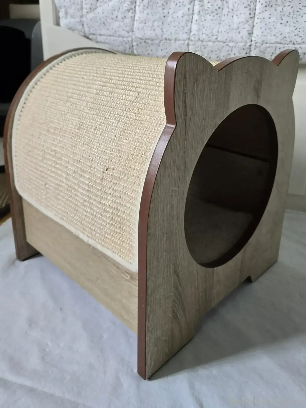 Katzenhaus mit Kratzfläche