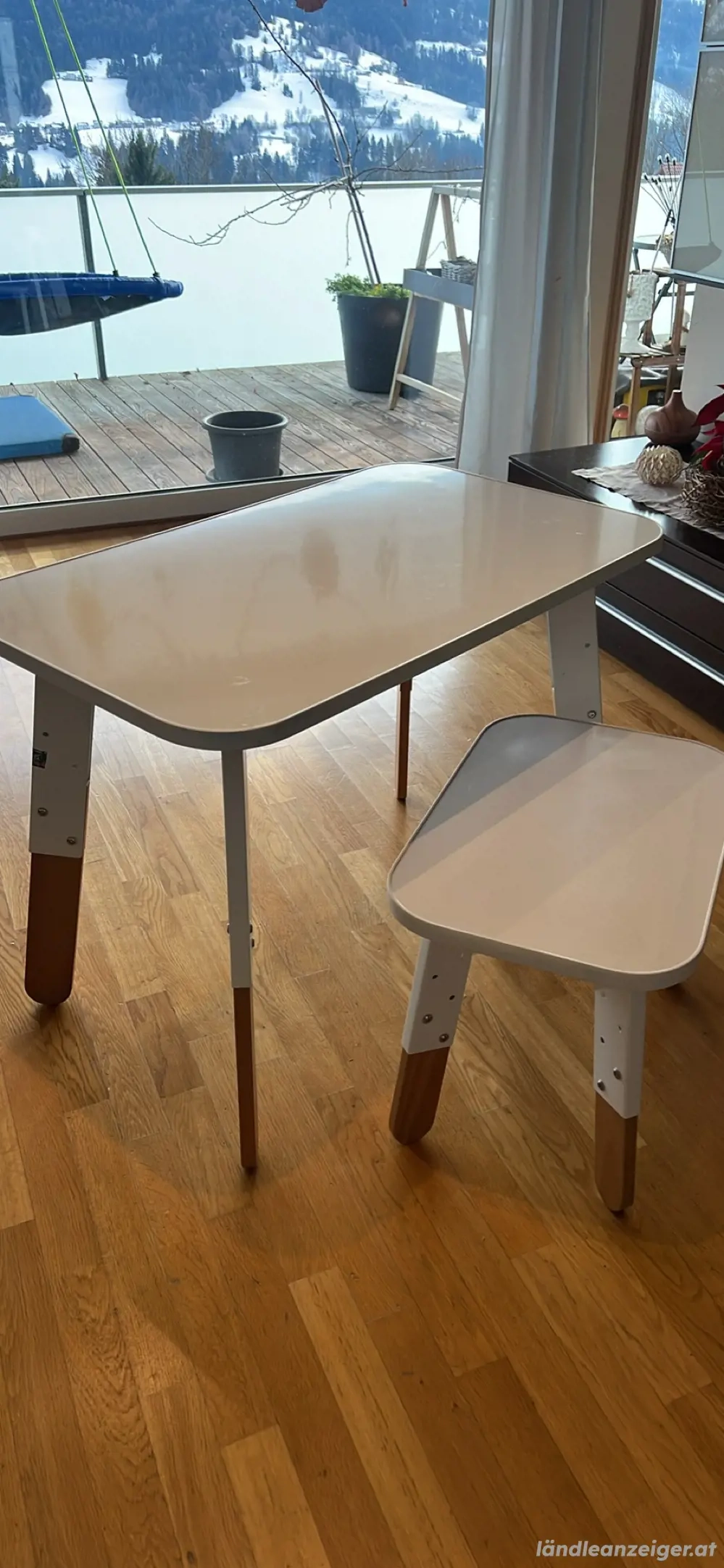 Schreibtisch mit Sitzhocker