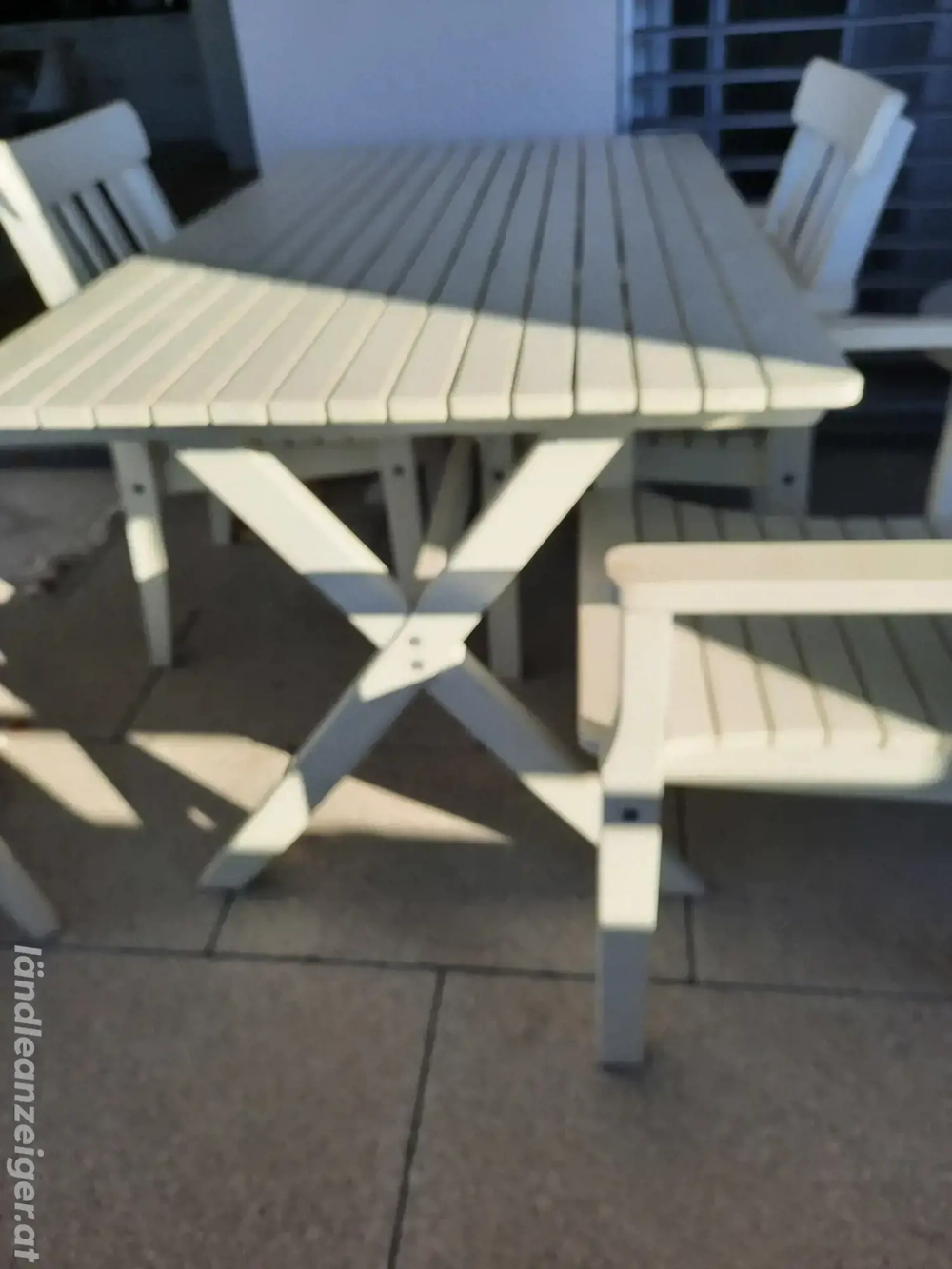 Gartentisch und Stühle