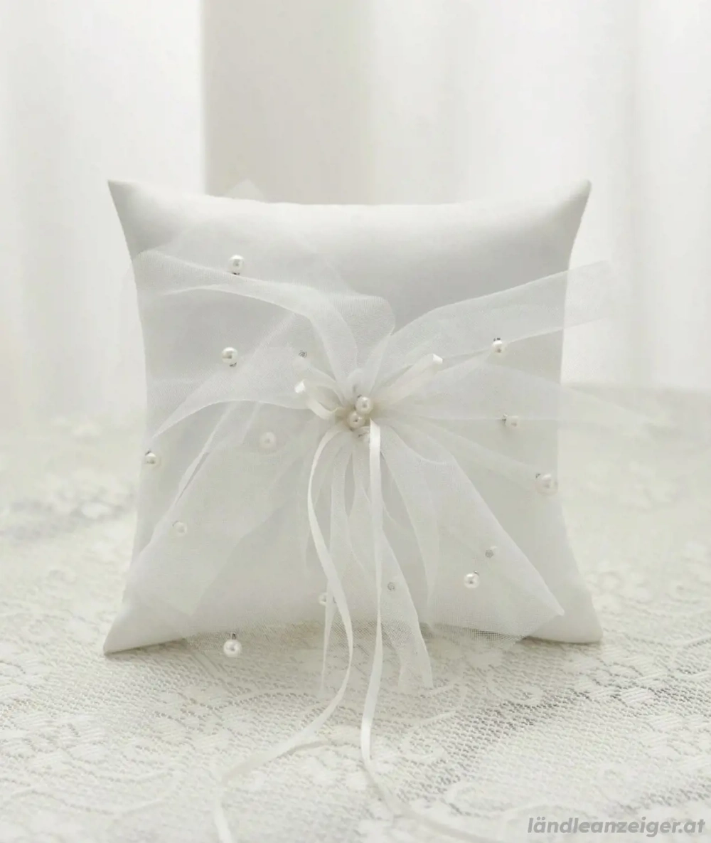 Weißes Ringkissen mit Perlen