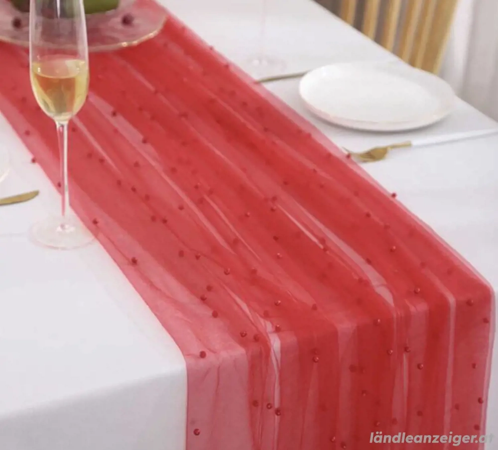 Rote Tischläufer mit Perlen