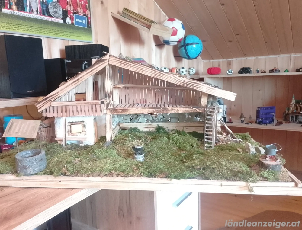 Große alpenländische Krippe mit figuren