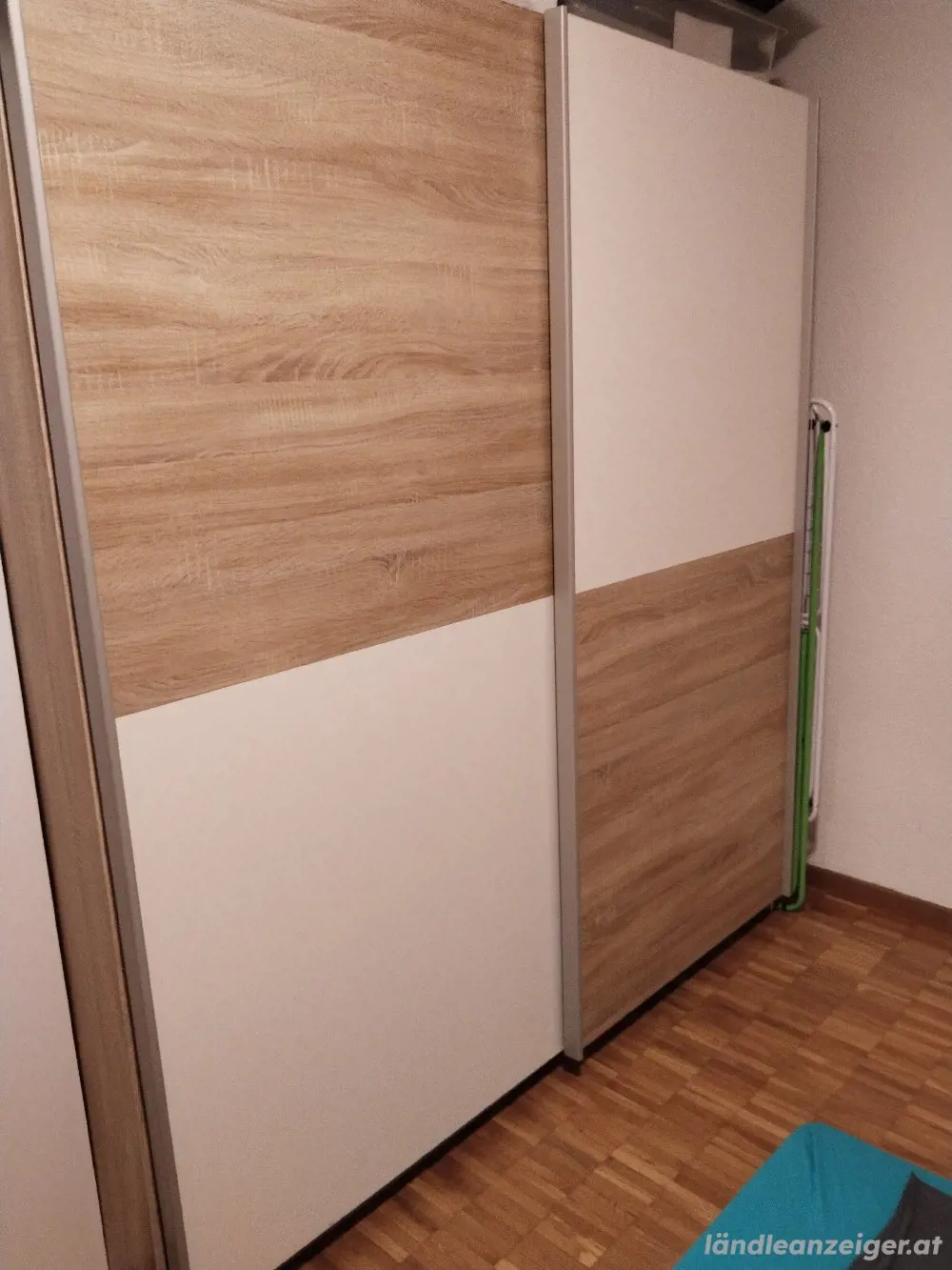 Schwebetürenschrank