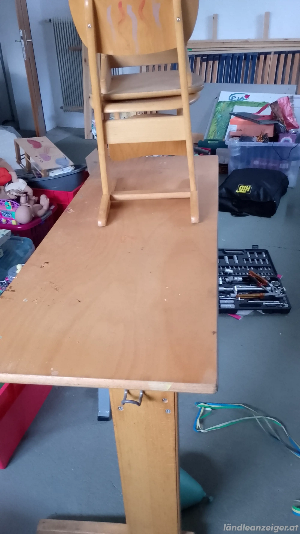 Alter Kinder Schultisch mit 2 Stühlen zu verschenken 