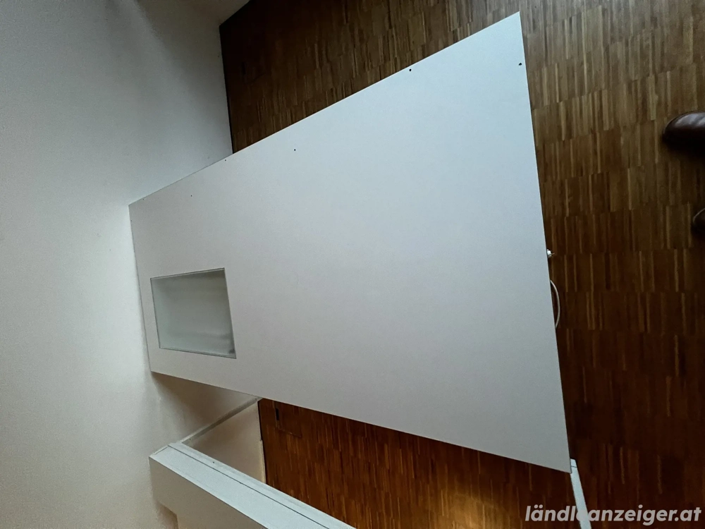 Arbeitstisch mit Durchleucht-Aussparung