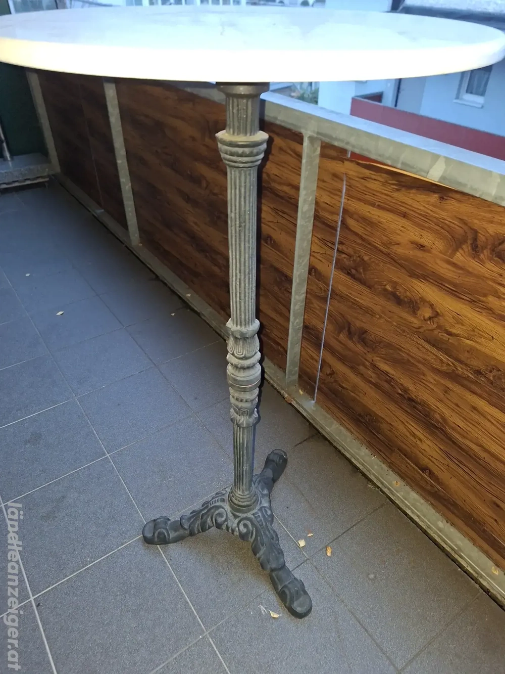 Stehtisch mit Marmorplatte