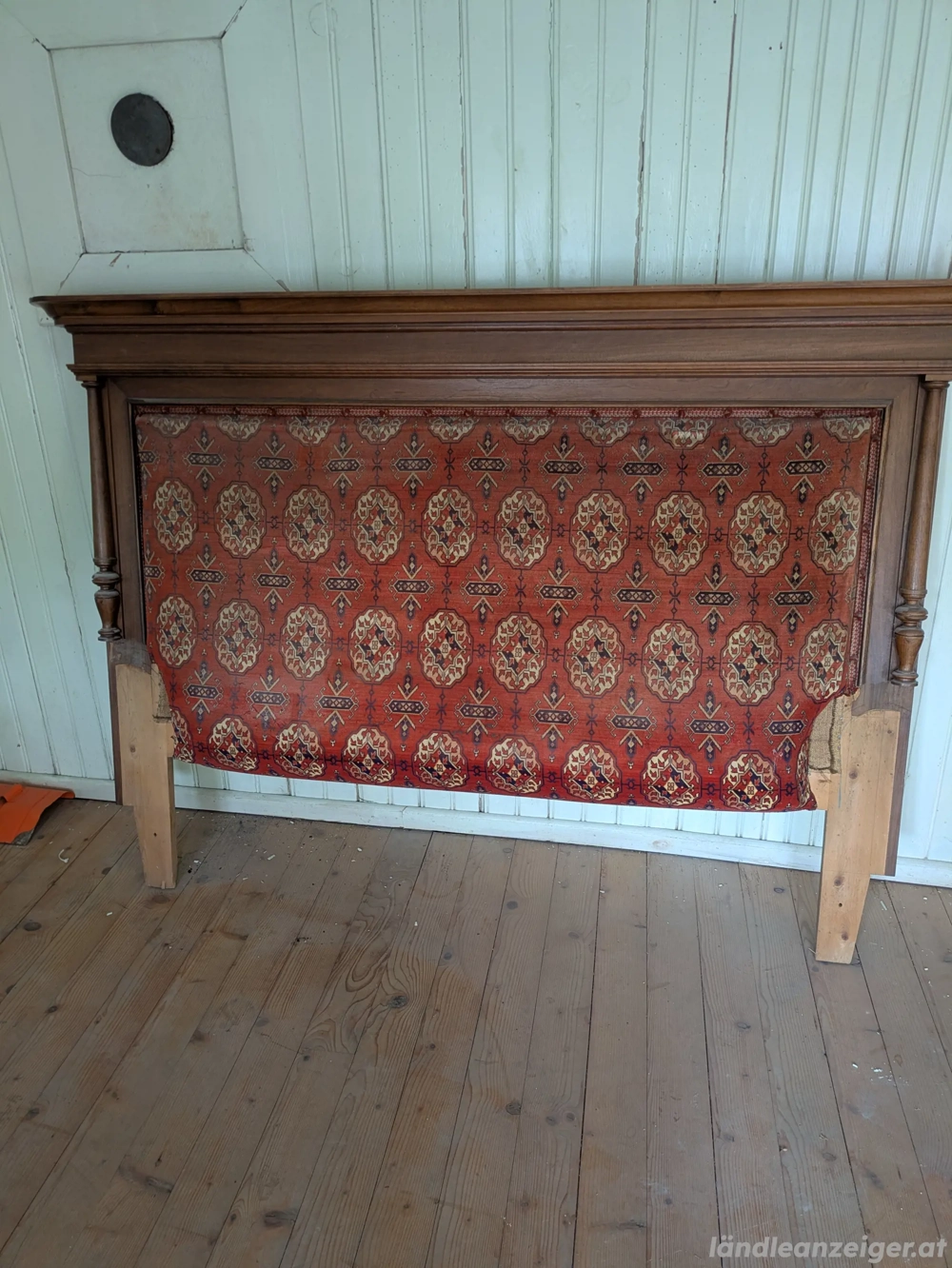 Alte Antike Couch mit Rückwand