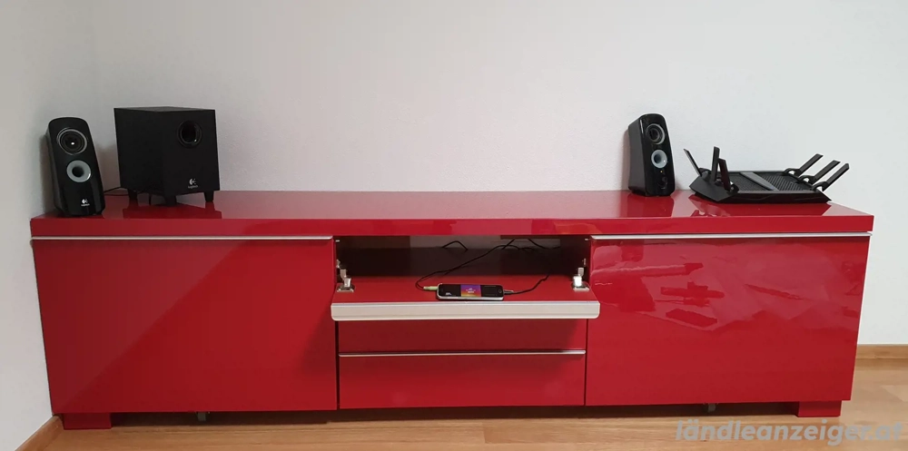 Wunderschönes Lowboard im Stil Rot