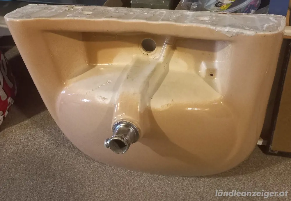 Waschbecken und Ablage