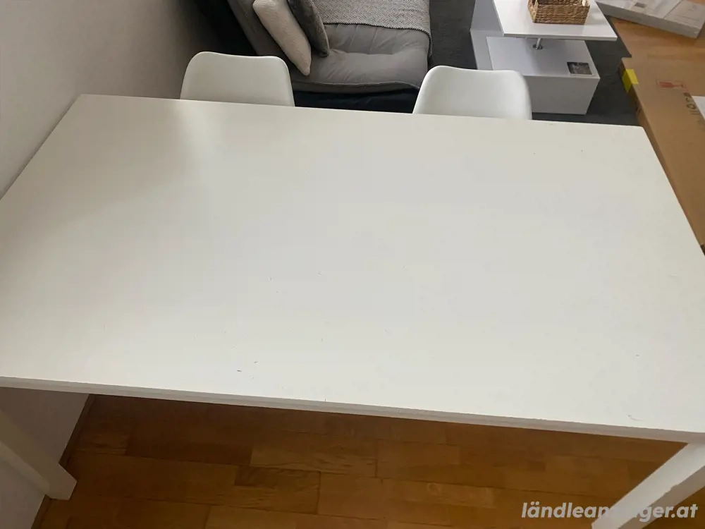 Tisch mit 4 Stühlen