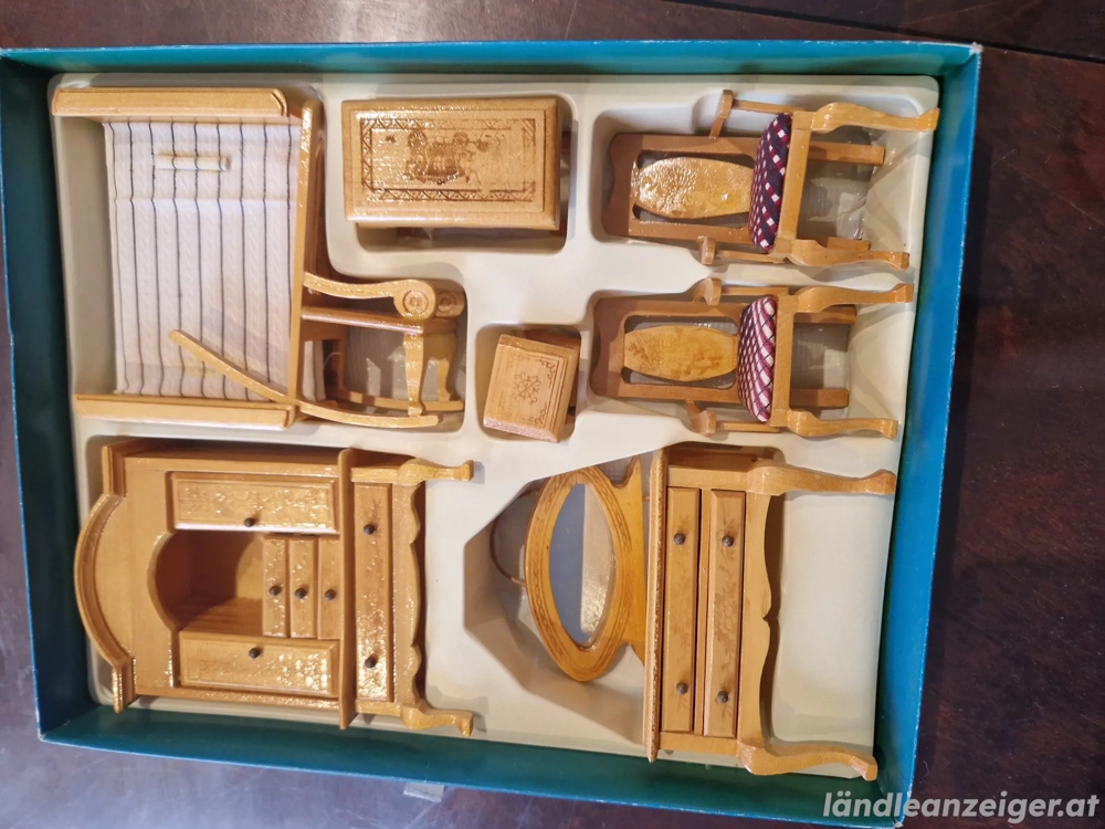 Puppenhausmöbel aus Holz