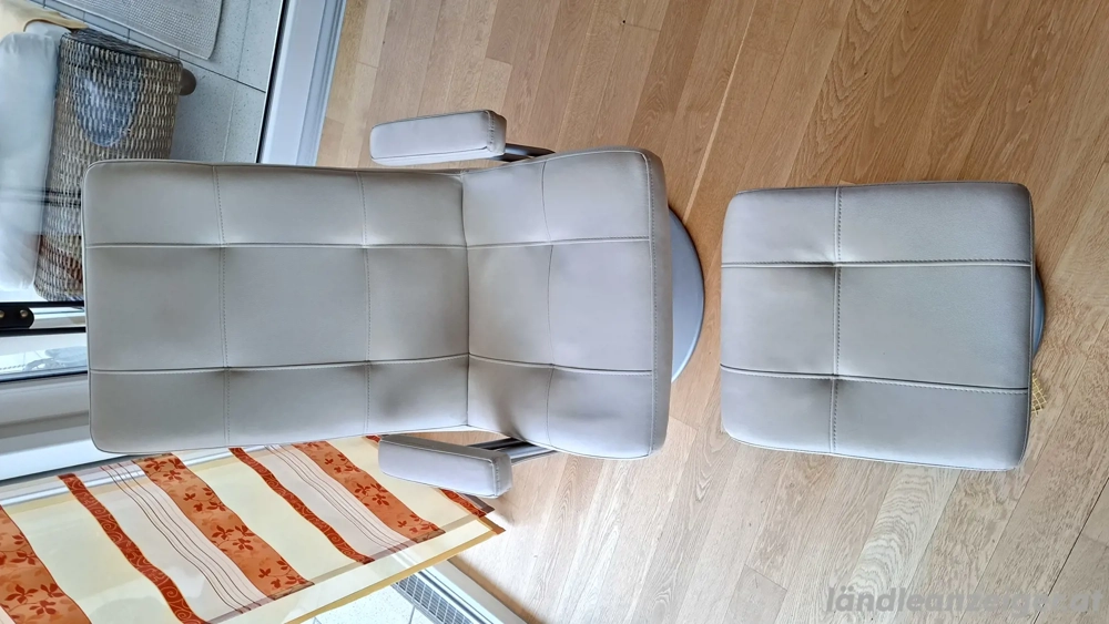 Relaxsessel mit Hocker