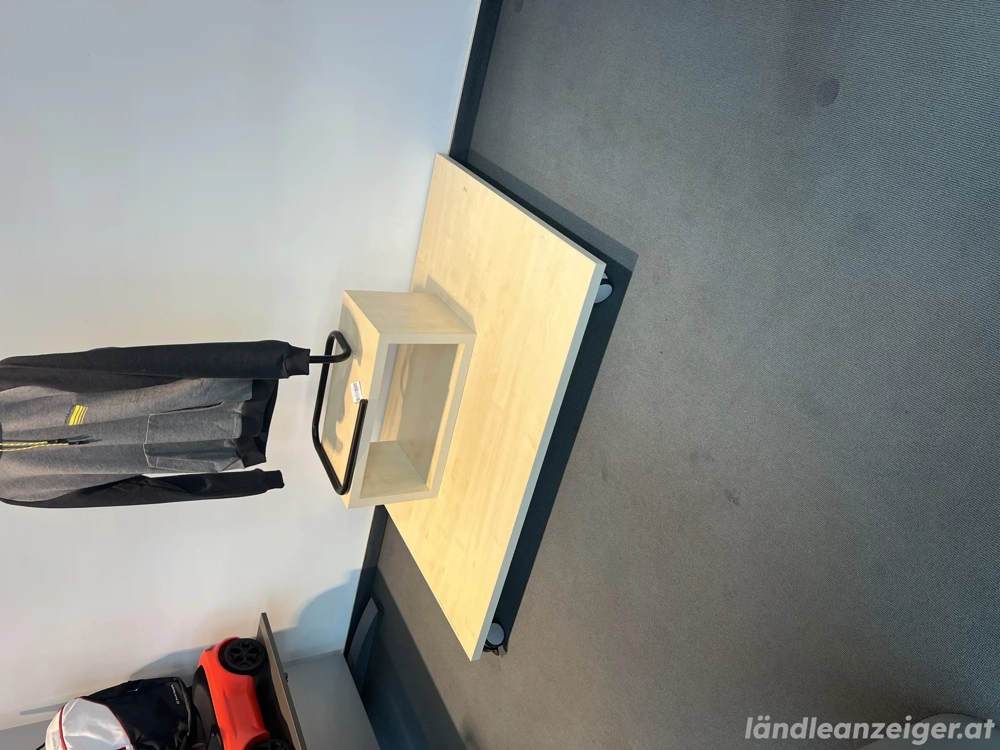 Massiver Holz Aufsteller mit Rollen