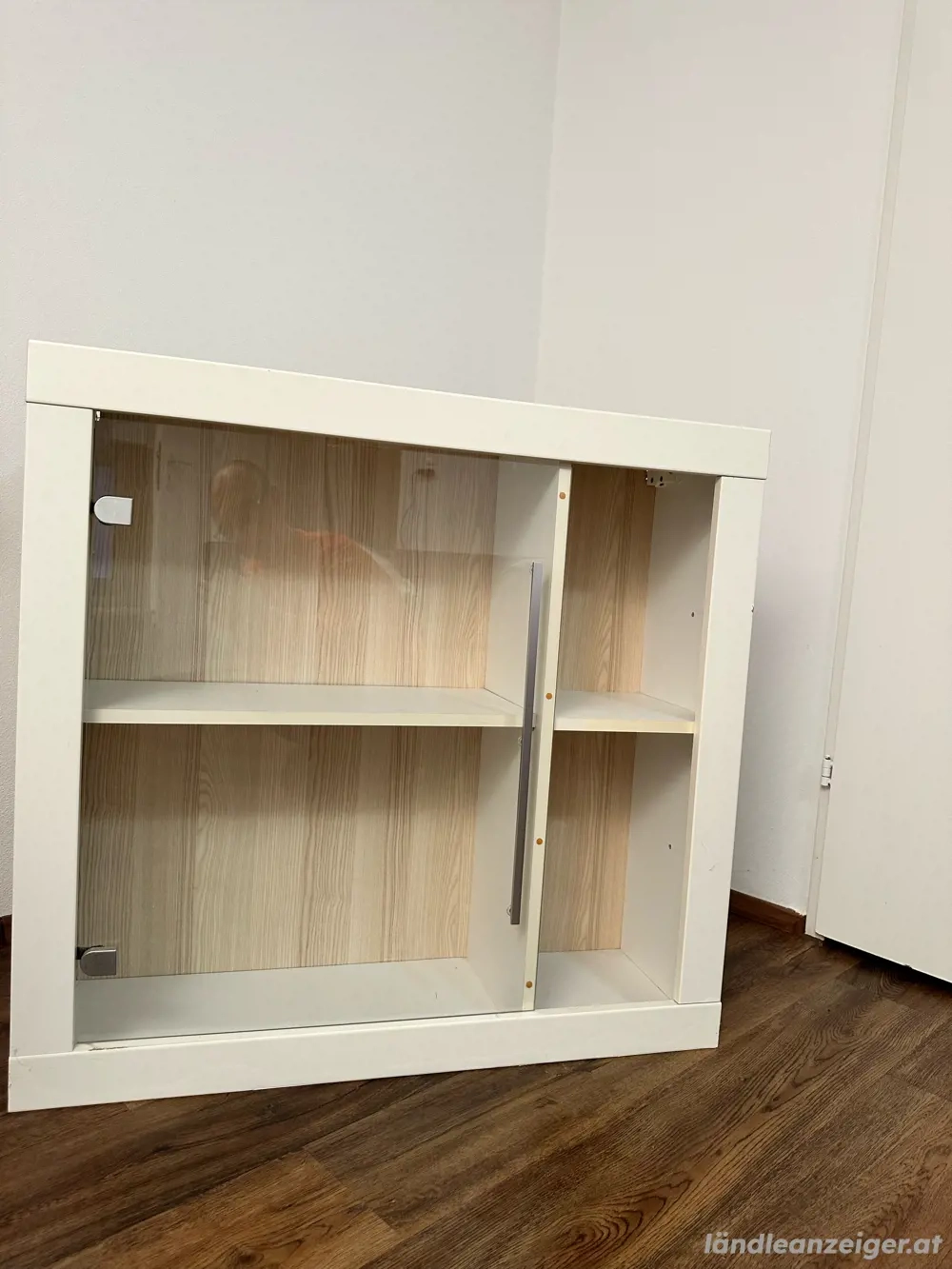 Schrank mit Glastür
