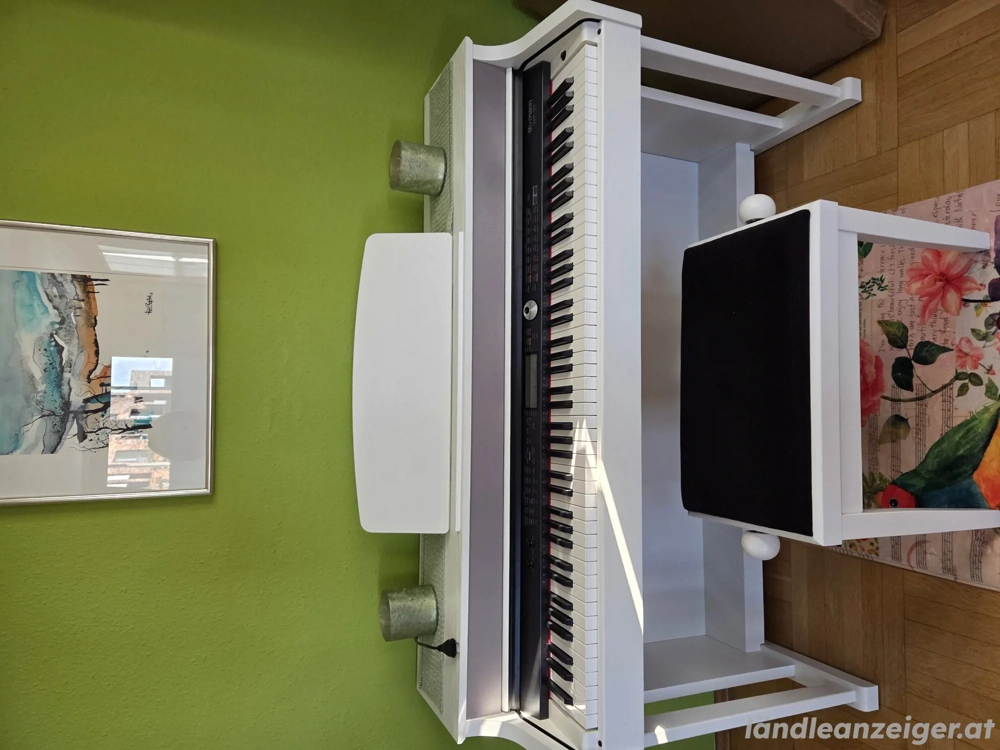E-Piano mit Stuhl 
