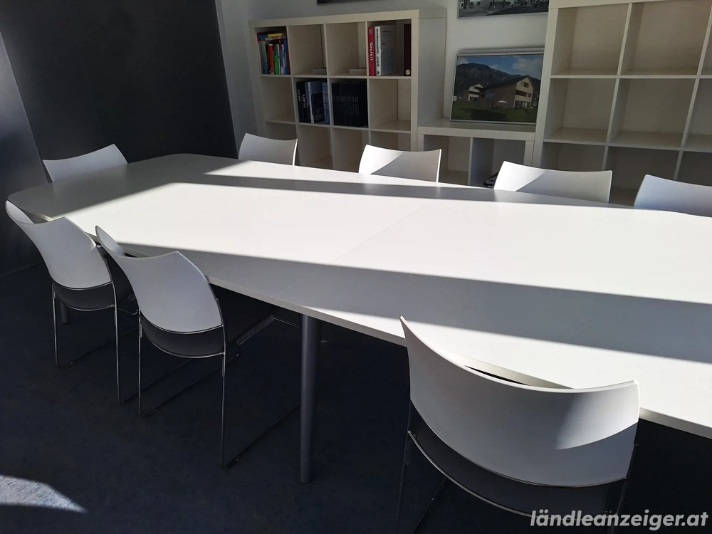 Konferenztisch mit 12 Stühlen in reinweiß 