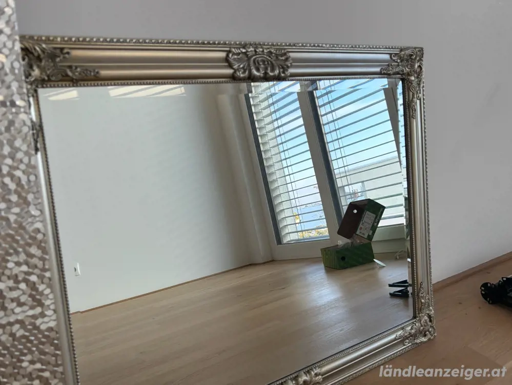Spiegel mit Goldrahmen