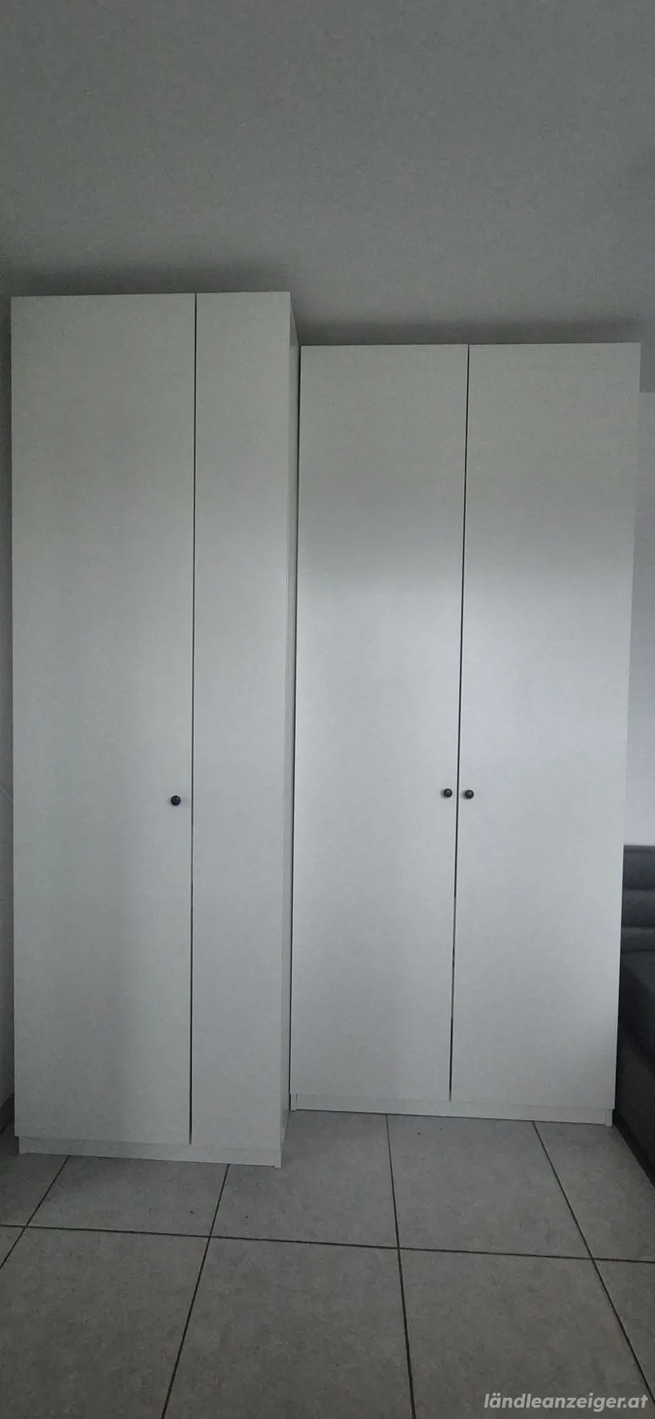 Kleiderschrank mit Hosenträger