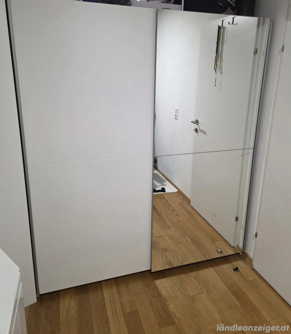 Kleiderschrank 