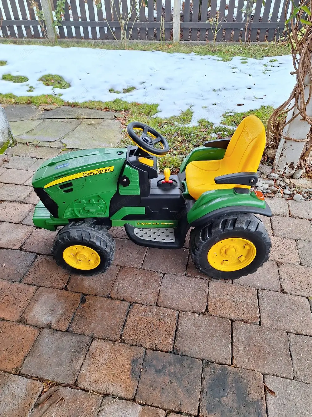 Spielzeugtraktor von John Deere mit elektrischem Antrieb