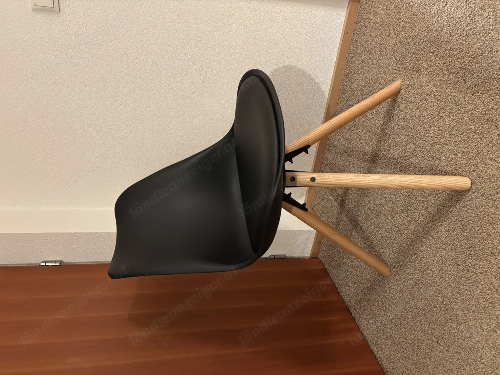 4 schwarze Stühle 