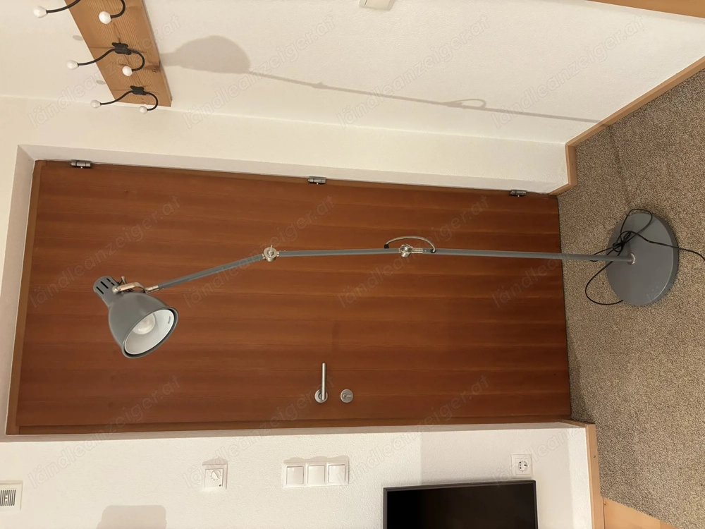 Graue Stehlampe 