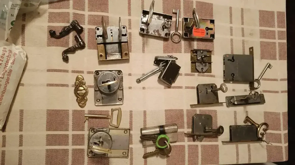 Ältere Schranktür-Schlösser mit passenden Schlüsseln
