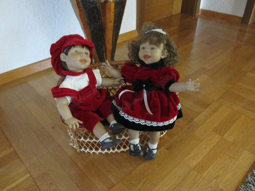 Puppen mit Samtkleidung