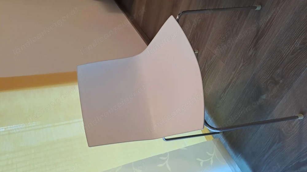 Schlichte, elegante stapelbare Stühle