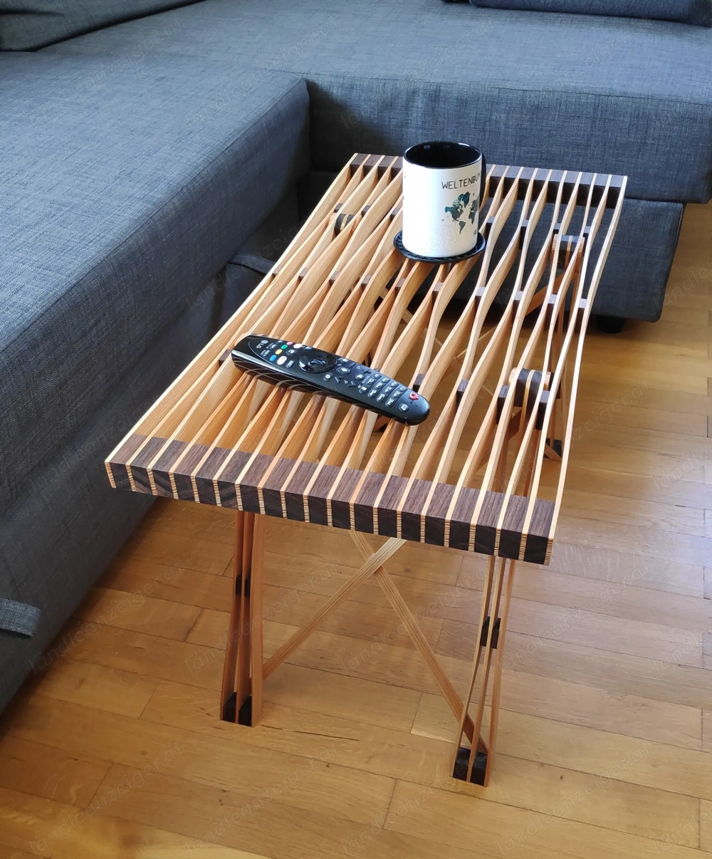 Couchtisch, Beistelltisch aus Holzstreifen Lärche und amerikanische Nuss