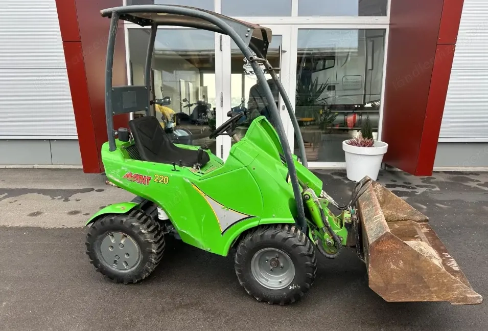 Avant Tecno 220 Hoflader Radlader mit Schaufel und Palettengabel