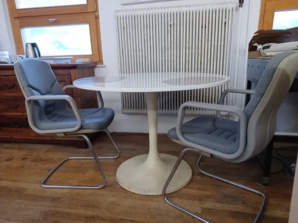 Runder Tisch mit zwei Stühlen