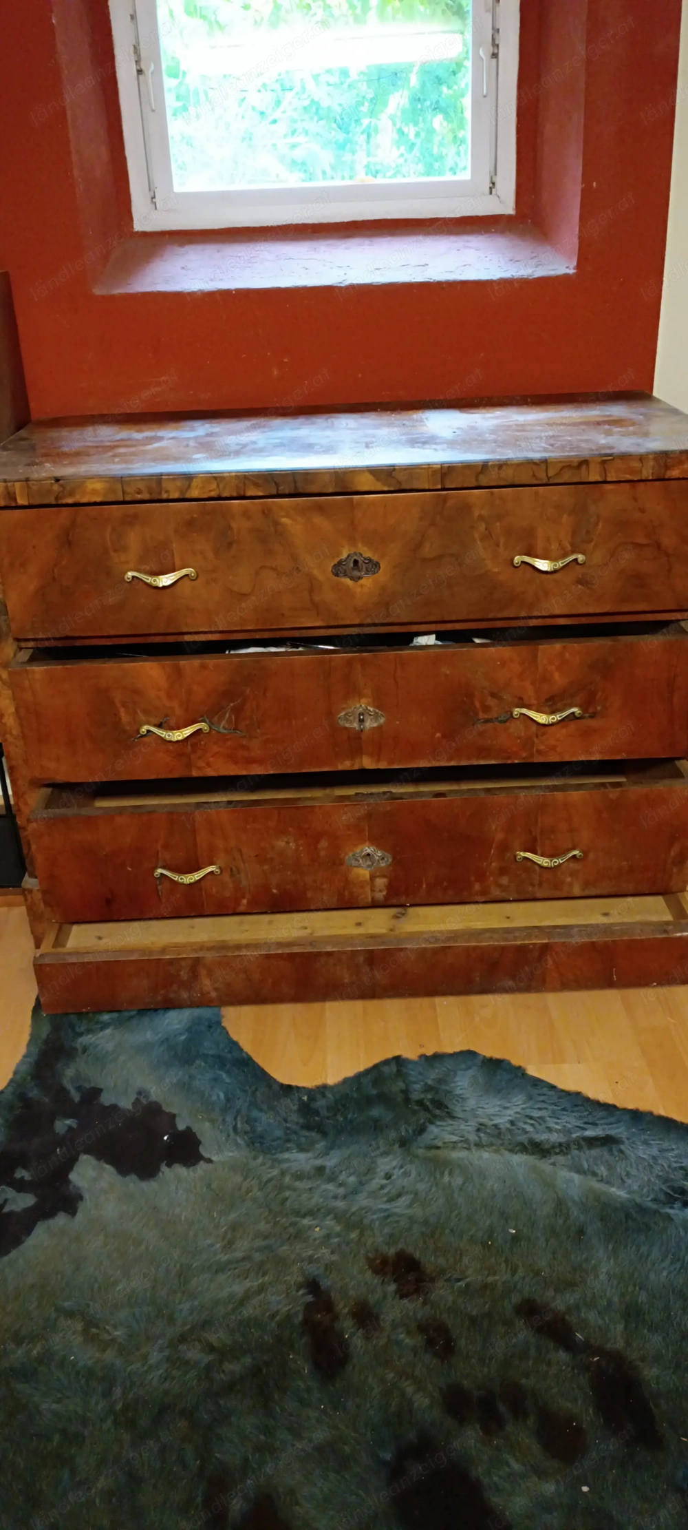 furnierte Hartholzkommode