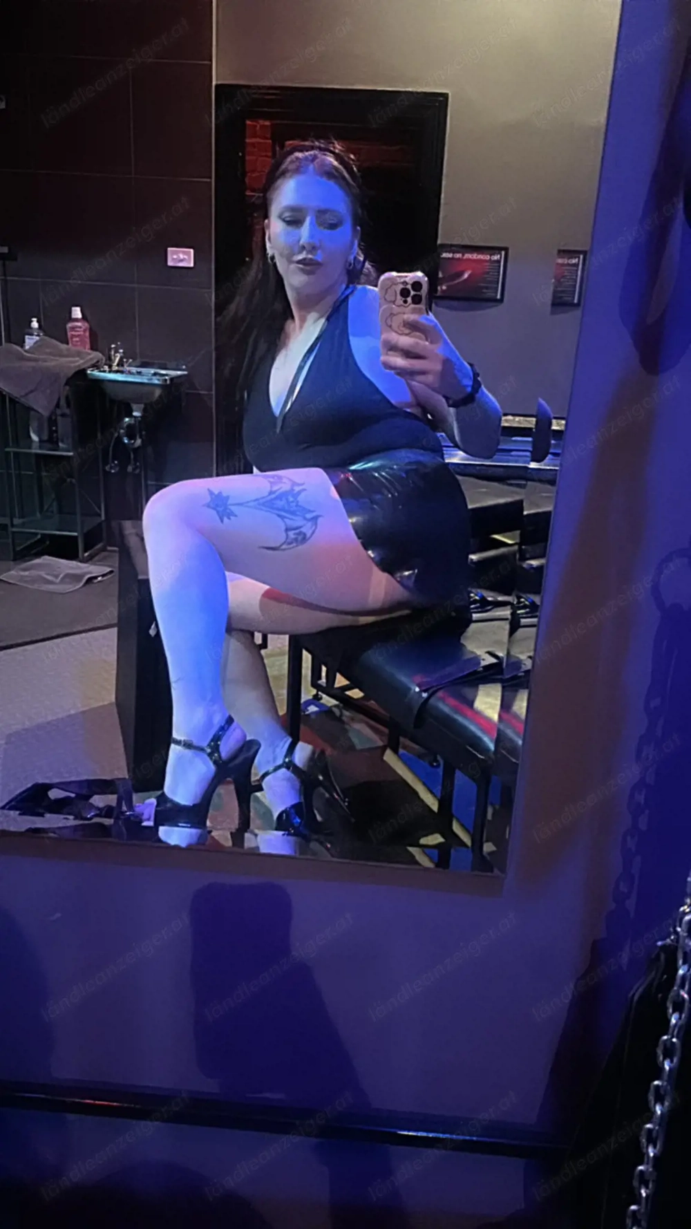 Cindy, Herrin Royal, trainiert unterwürfige Männer 