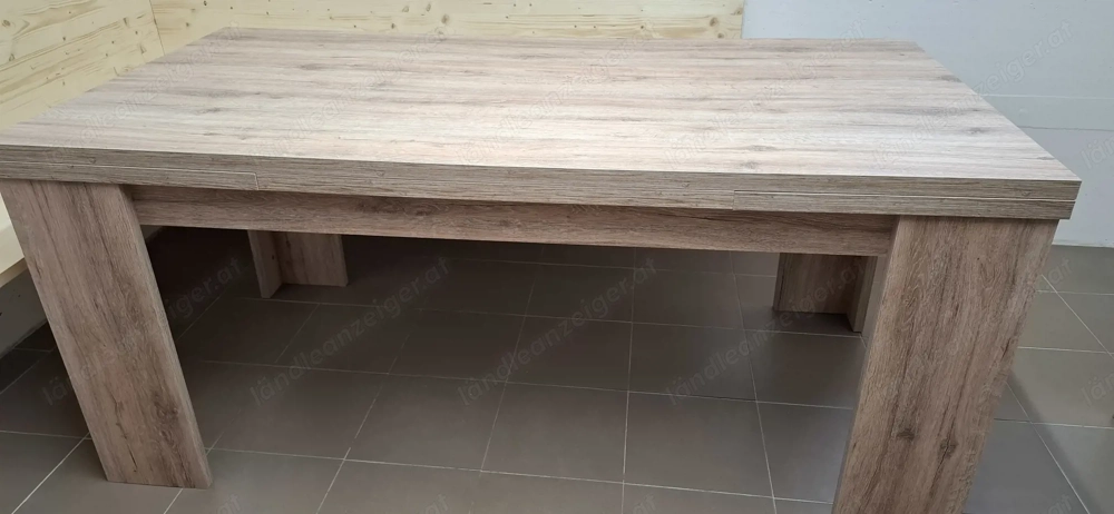 Großer ausziehbarer Esstisch