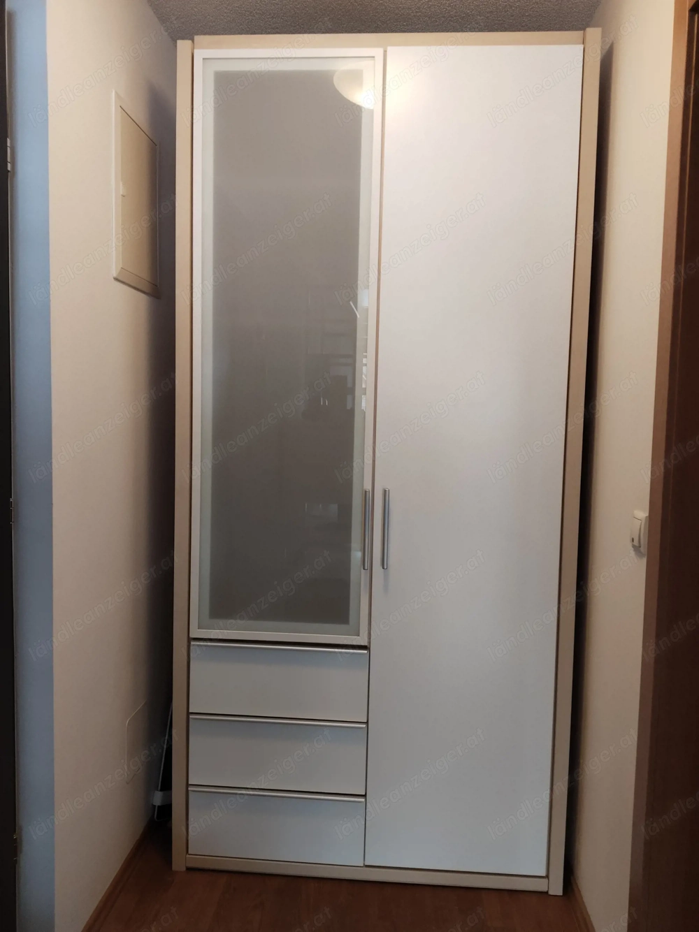 Schmaler Kleiderschrank 