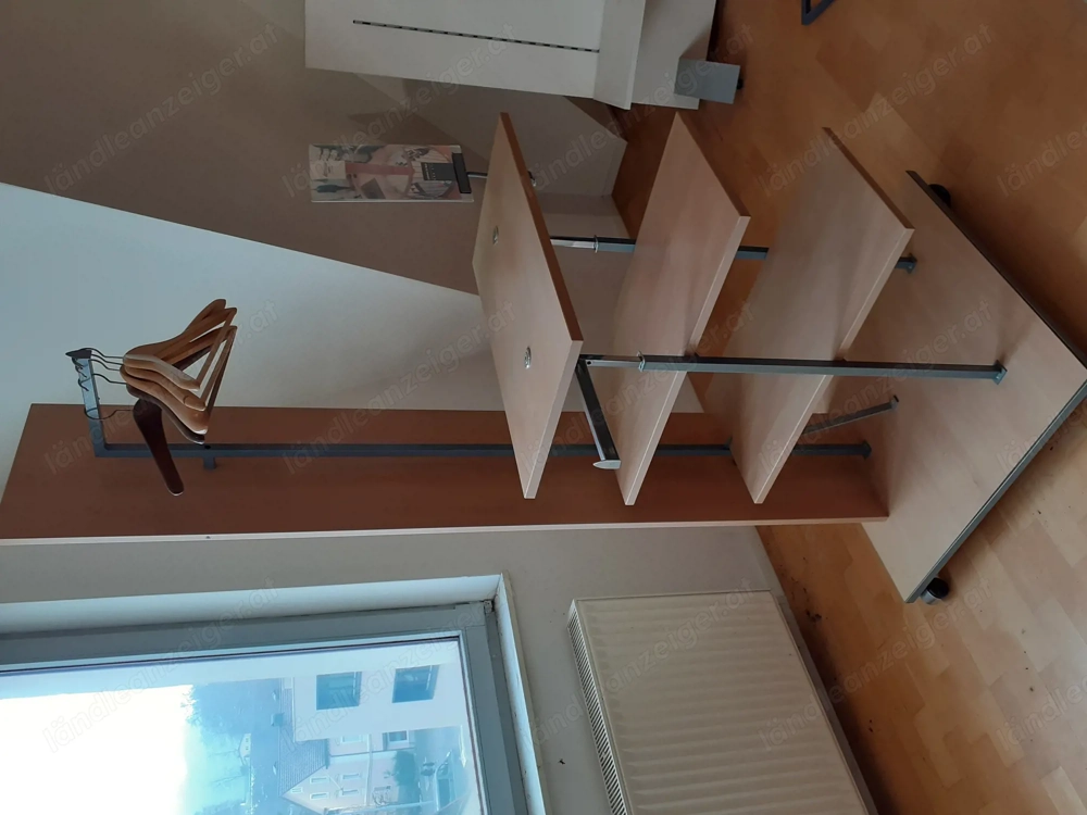 Kleiderständer auf Rollen mit Regal Präsentation