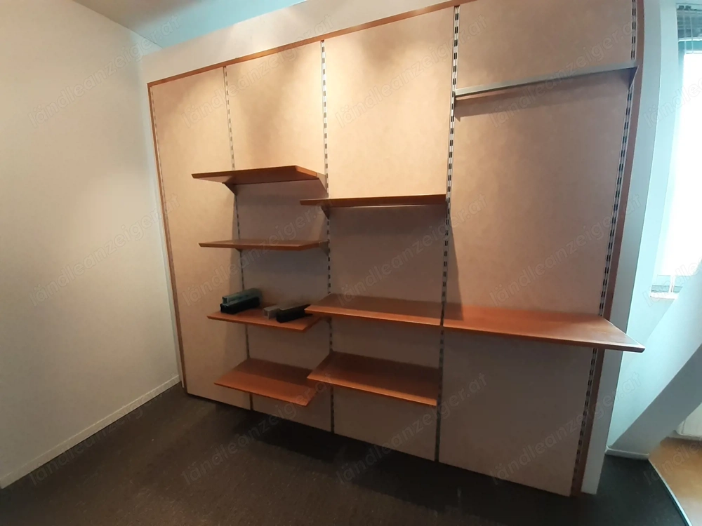 Präsentationswände mit vielen Regalböden