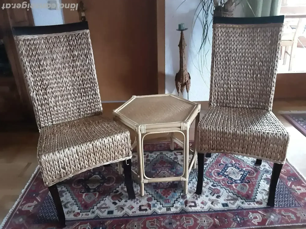Schönes Sitzset Tisch und 2 Stühle