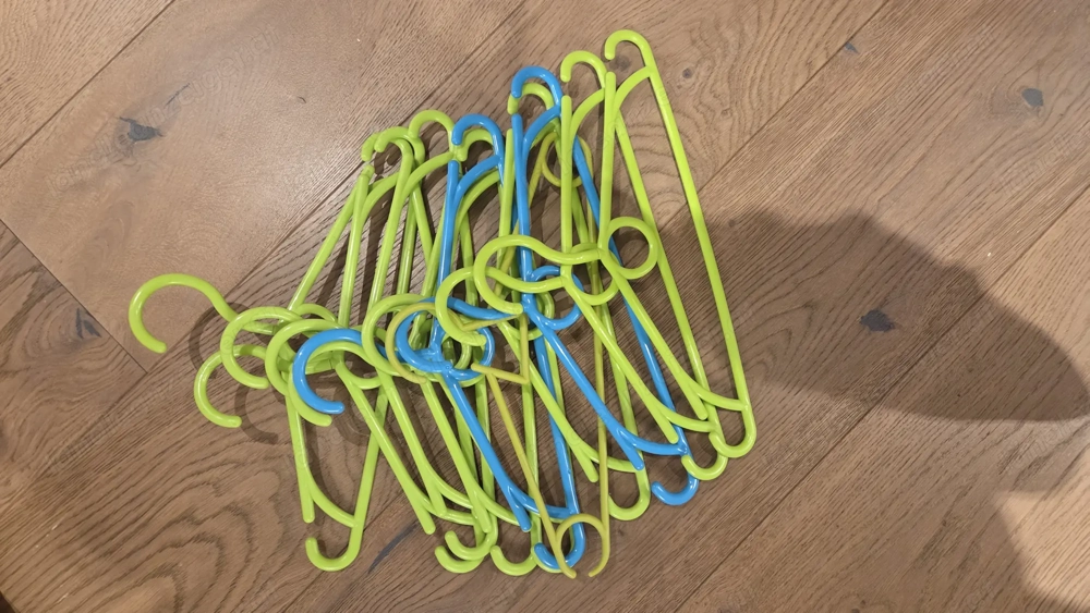 Kinderkleiderbügel zu verschenken 