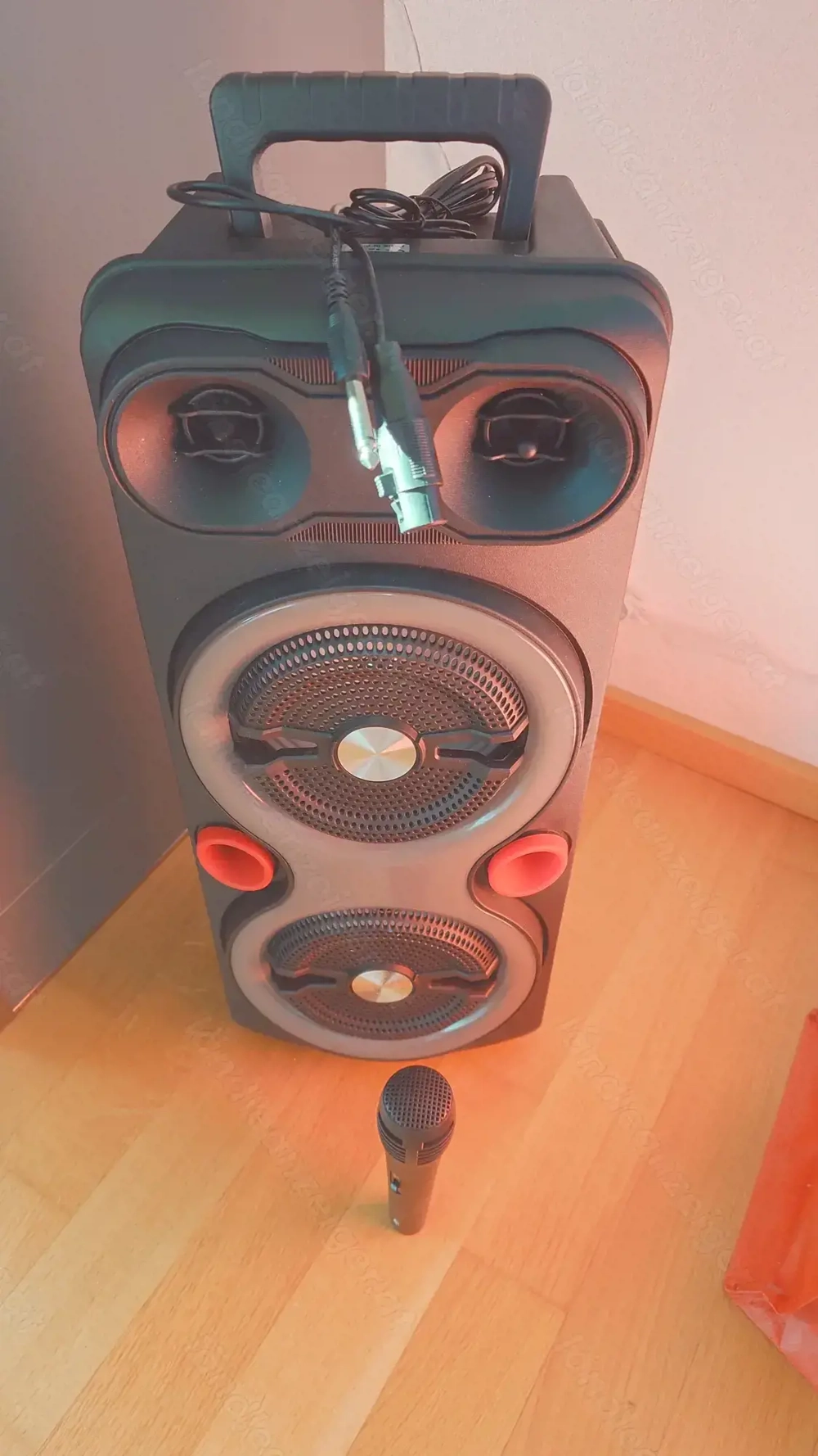 Zu verschenken Lautsprecher mit Mikrofon und bluetooth 