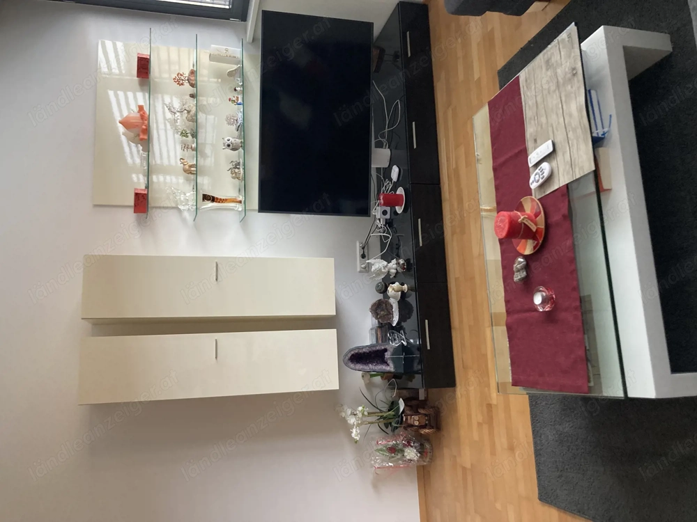 Wohnwand mit Couchtisch zu verkaufen