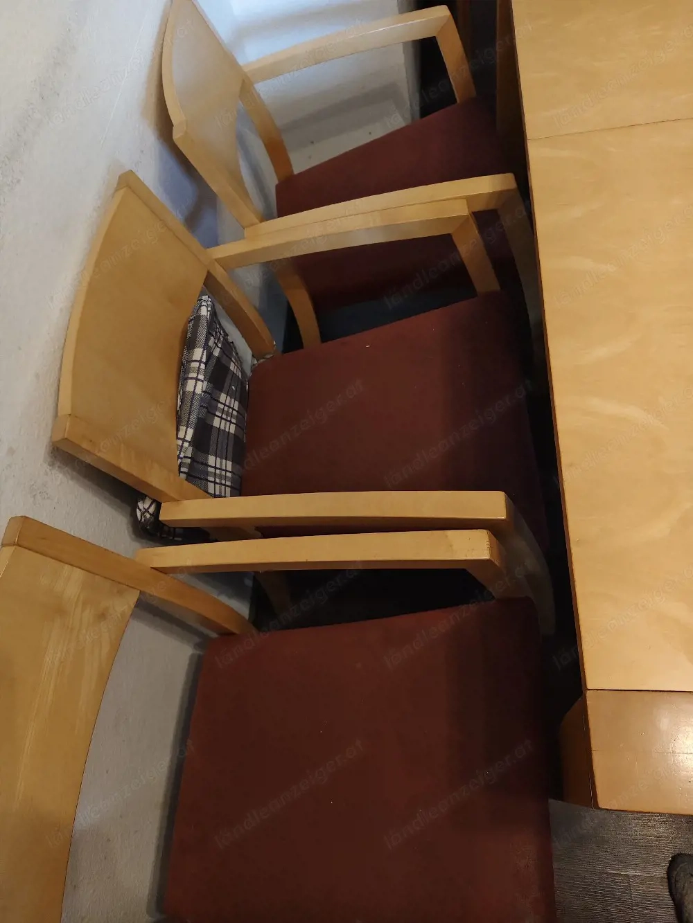 Tisch und Stühle grbraucht