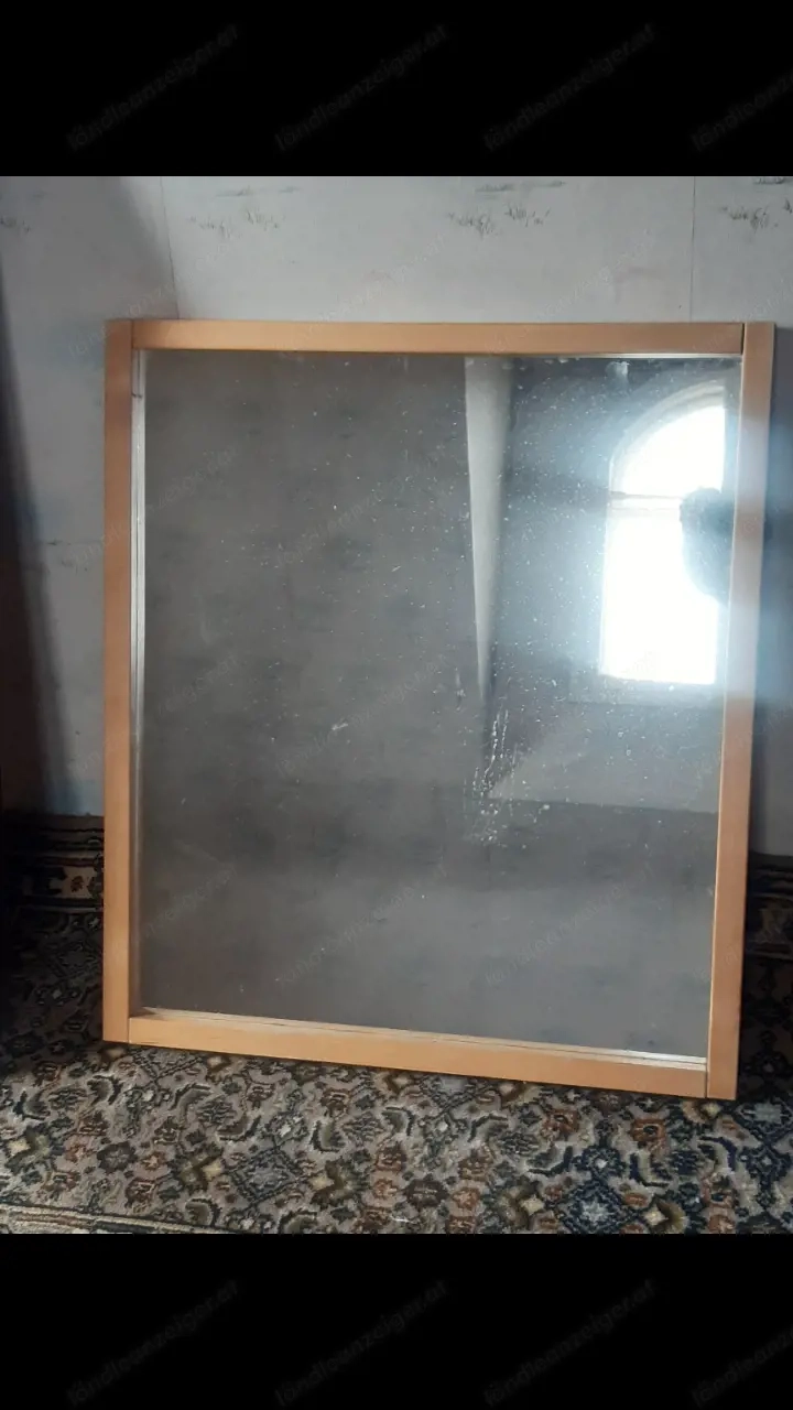 Spiegel mit hellem Holzrahmen