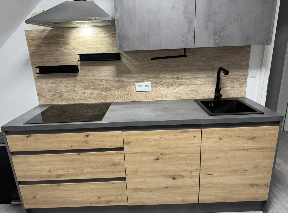 Küche inklusive Geräte, Apothekerschrank und Insel