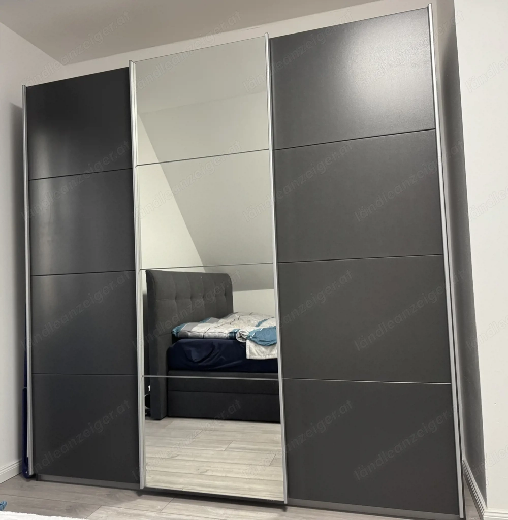 Kleiderschrank mit drei Abteilen